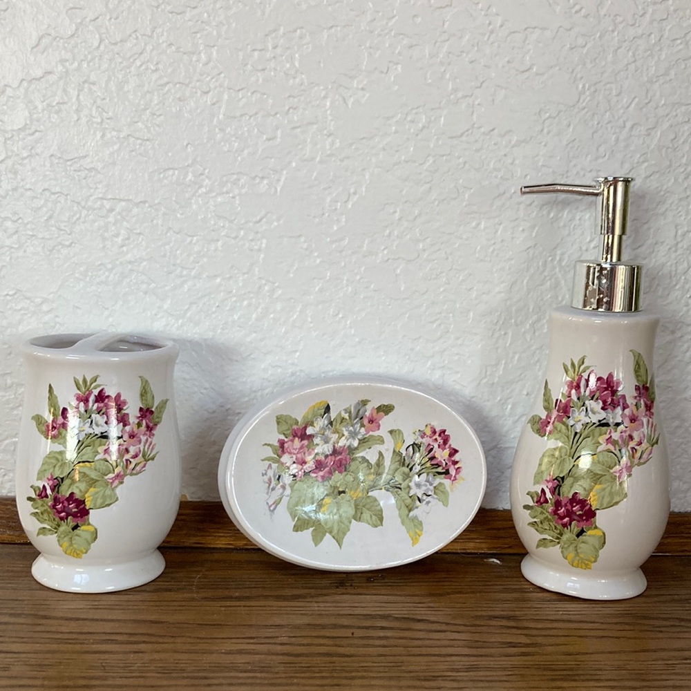 Bathroom set soap dispenser holder makeup toothbrush holder floral